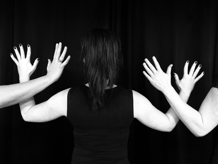 Photo Non-Verbal Skills: Gestures, Eye Contact, and More