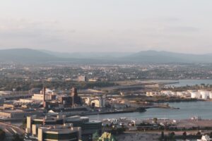 Photo Port city bustling